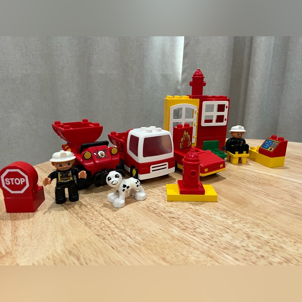 VINTAGE Lego DUPLO Fire Station Building Set with Fire Truck and Figures
